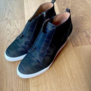 Green and black camouflage wedge sneakers Zip up in great condition worn 2 times